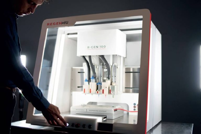 Modelo bioimpresora 3D RegenHU R-gen 100 con hombre presionando el botón en fundo negro