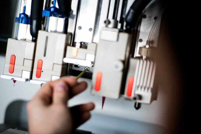 Detalle de las herramientas de impresión da bioimpresora 3D RegenHU modelo R-Gen 200